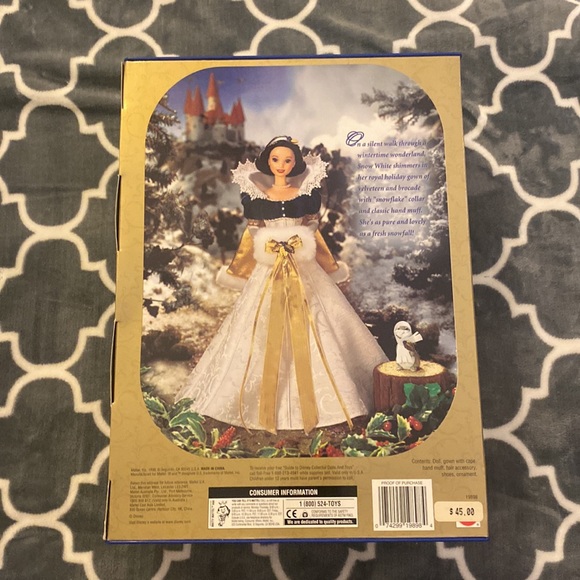 NRFB Disney’s Snow White Holiday Princess 3rd in a Special Edition series doll - Picture 9 of 13